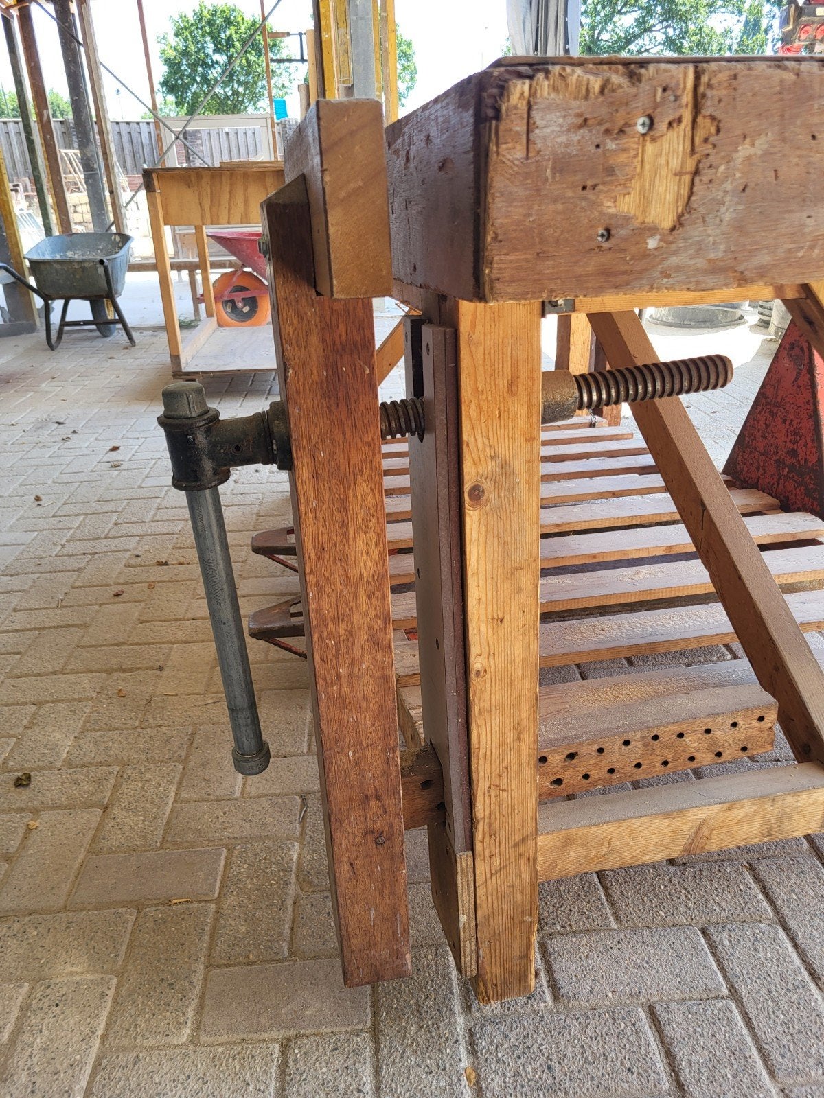 Robuuste houten werkbank met bankschroef, Doe-het-zelf en Verbouw, Werkbanken, Ophalen, Gebruikt, Bankschroef