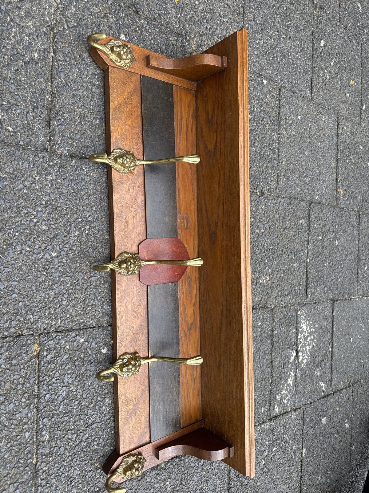 Vintage houten wandkapstok met messing leeuwenkoppen, Wandkapstok, Gebruikt, Ophalen of Verzenden, Minder dan 100 cm