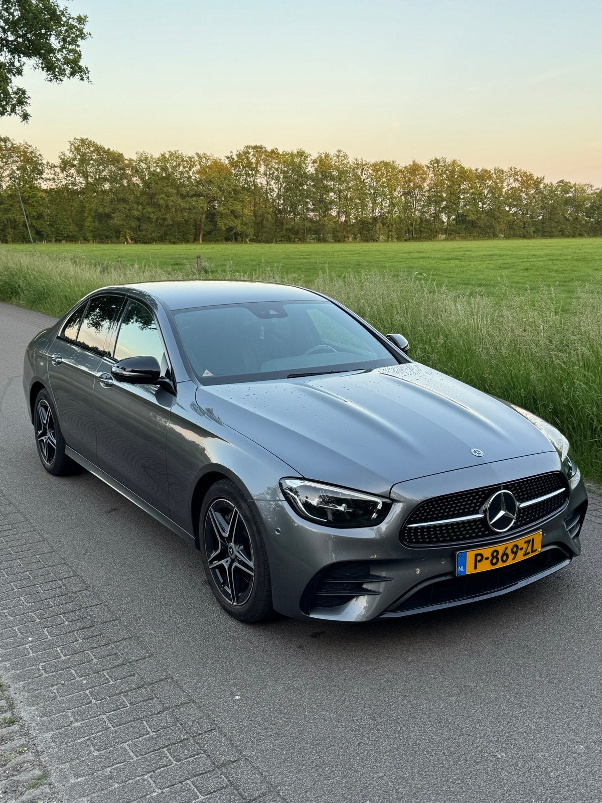 Mercedes-Benz E-klasse Sedan E200 AMG Line, Auto's, Automaat, Achterwielaandrijving, Zwart, 4 cilinders