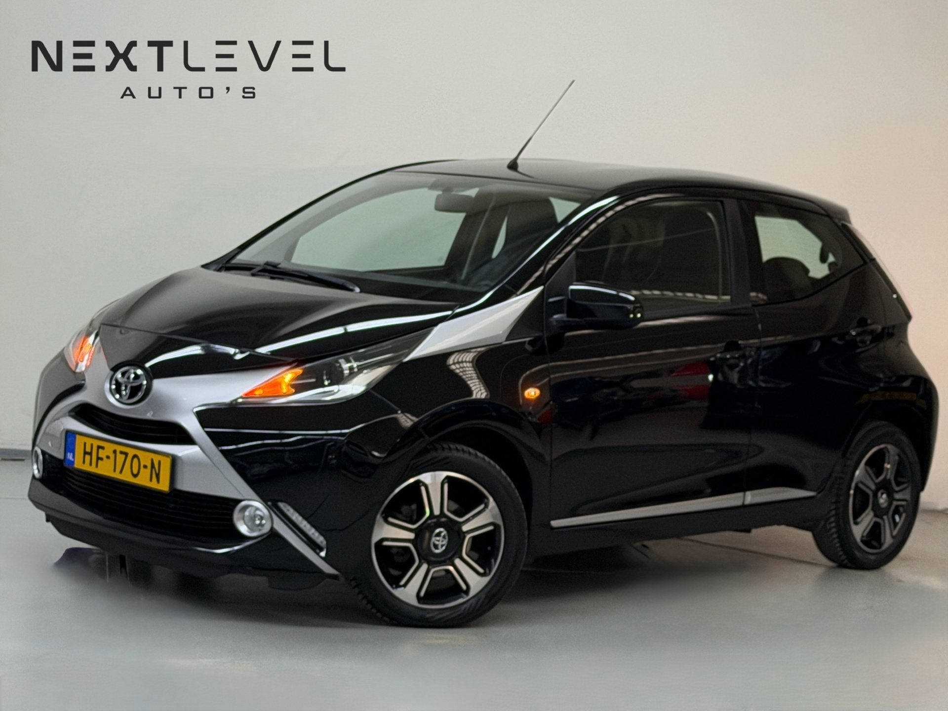 Toyota Aygo 1.0 VVT-i x-wave Automaat Camera Airco Lederstoe, Euro 5, Gebruikt, 4 stoelen, Zwart