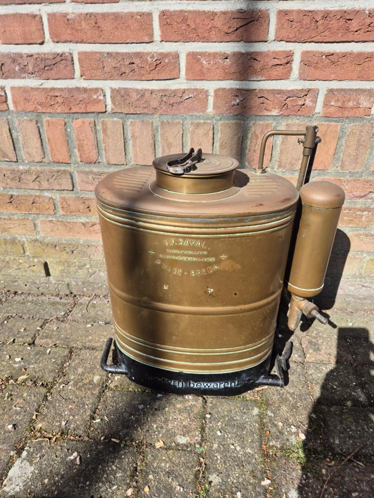 Antieke koperen rugspuit (N.V. Saval, Breda), Ophalen
