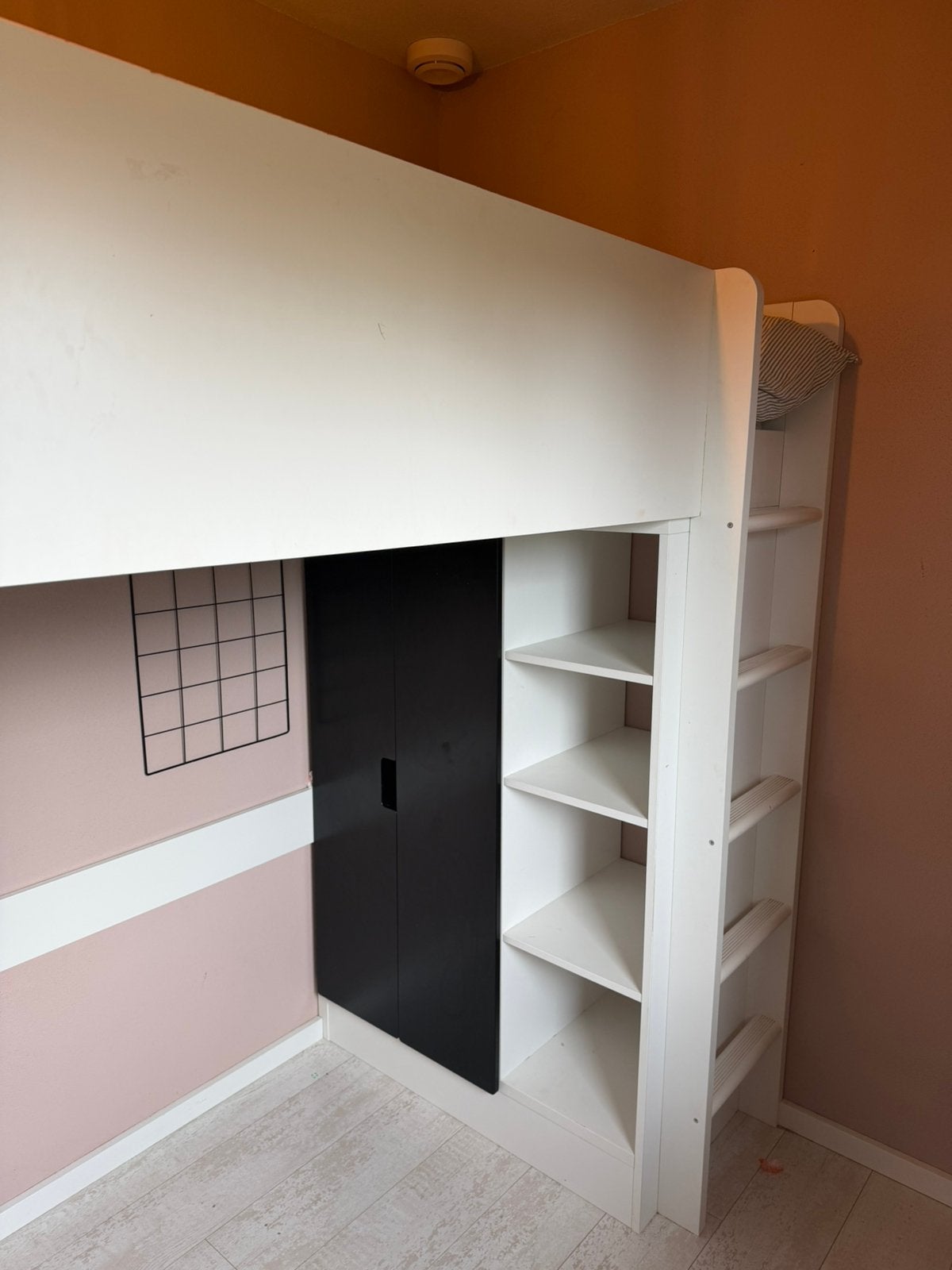 IKEA Hoogslaper met kast en open vakken – wit/zwart, 90 cm, Tweepersoons, Ophalen of Verzenden, Zo goed als nieuw