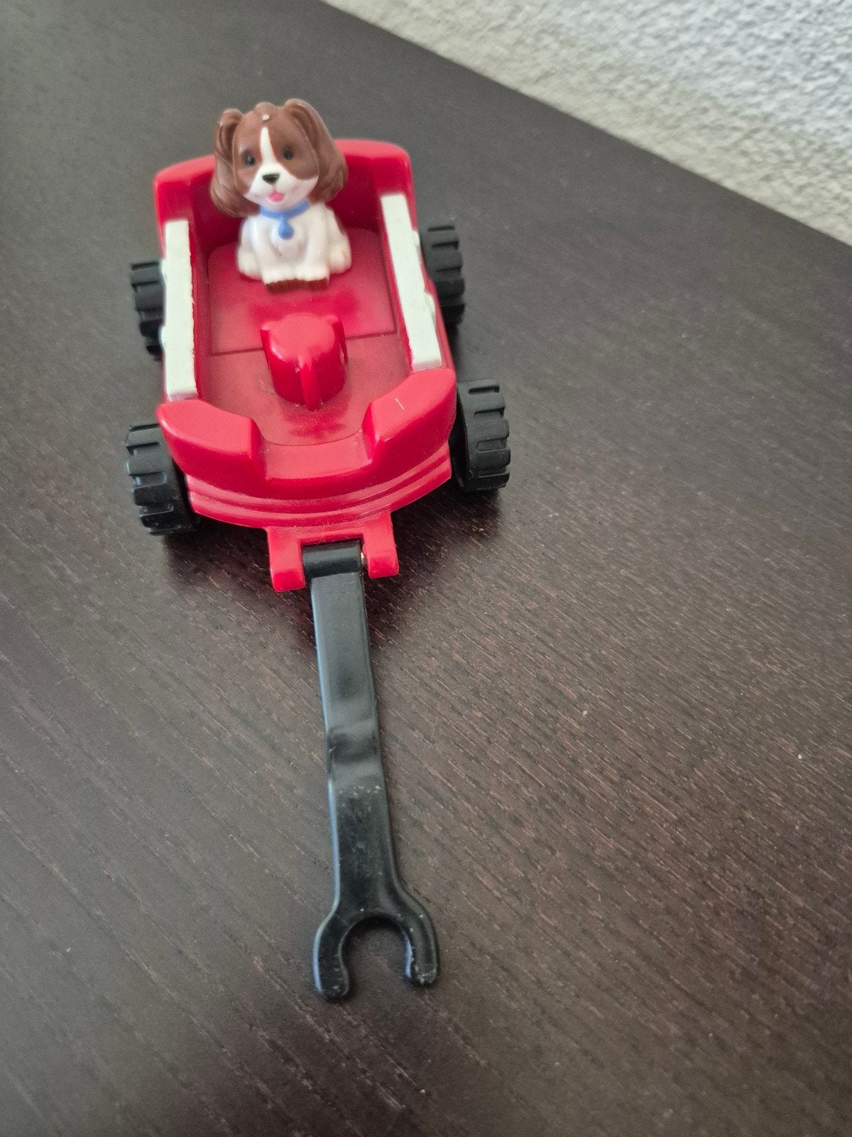 Hondje in rood karretje - Speelgoed, Ophalen of Verzenden, Gebruikt