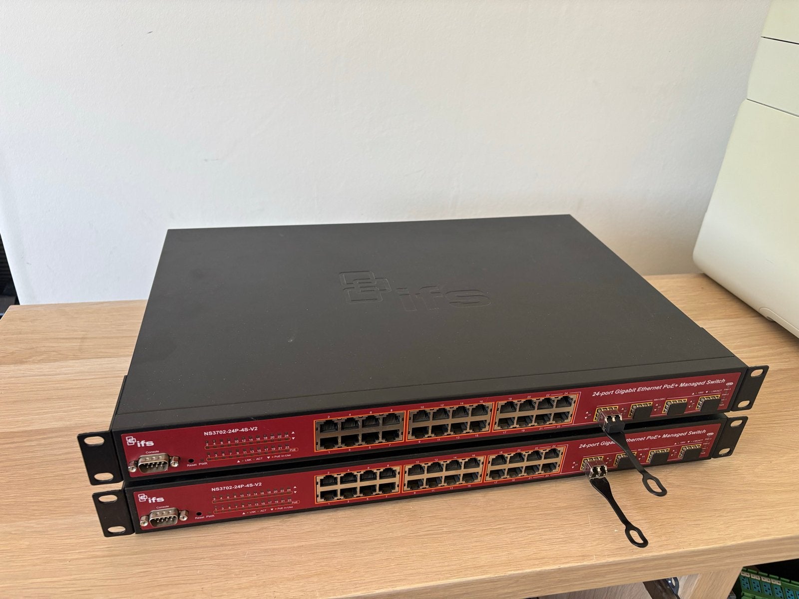 2x ifs ns3702-24p-4s-v2 POE managed switch, Ophalen of Verzenden, Gebruikt
