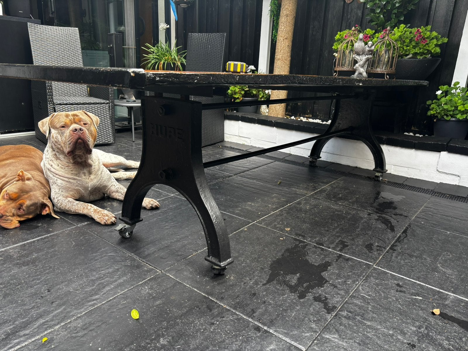 Unieke tuintafel industrieel HUPE gietijzeren onderstel, Tuin en Terras, Ophalen of Verzenden, Gebruikt