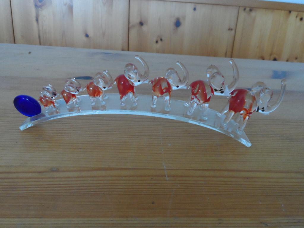 Glazen olifantjes - 7 op een rij, Verzamelen, Beelden en Beeldjes, Ophalen of Verzenden, Zo goed als nieuw, Dier