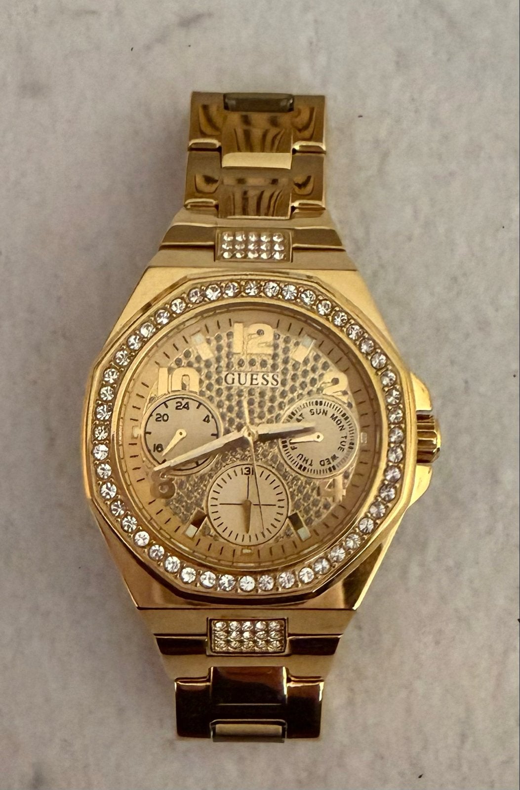 Gouden Guess dameshorloge met strass, Guess, Polshorloge, Ophalen of Verzenden, Zo goed als nieuw