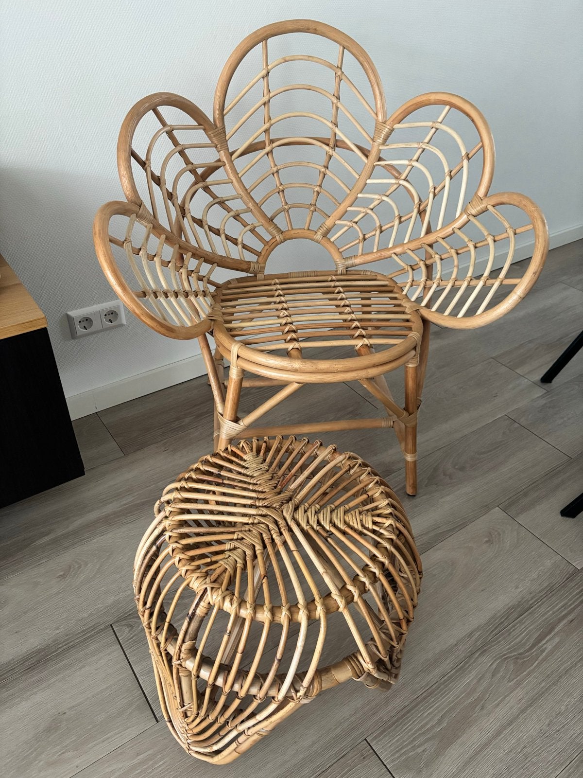 Rotan bloemstoel met poef - Nieuwstaat, Ophalen, Overige kleuren, Riet of Rotan, Zo goed als nieuw