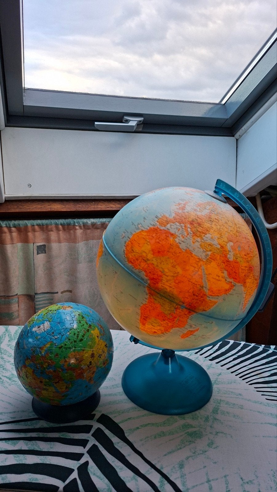 Wereld bol lamp en puzzelbol, Ophalen