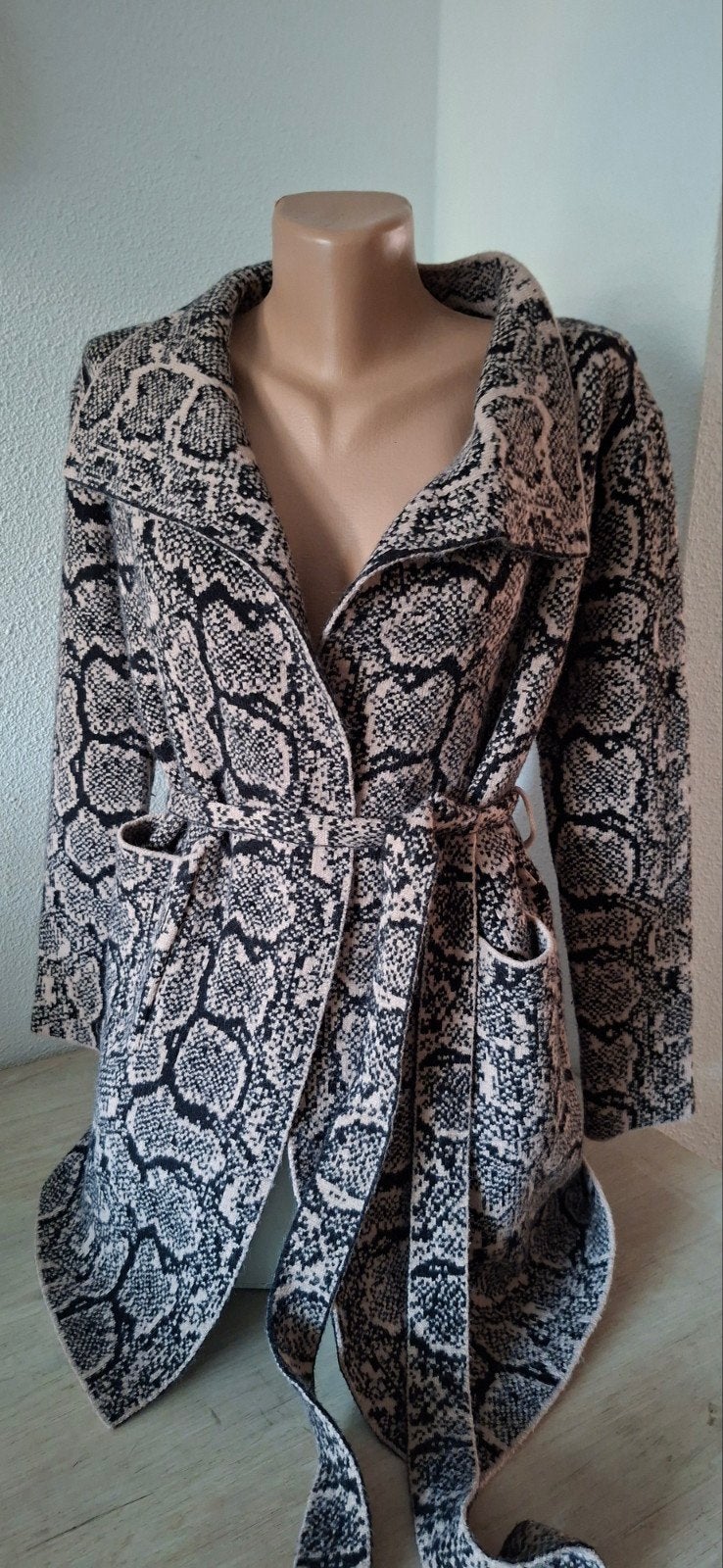 Bisou's Project tussenjas/gebreid vest slangenmotief S/M, Overige kleuren, Ophalen of Verzenden, Zo goed als nieuw, Maat 36 (S)