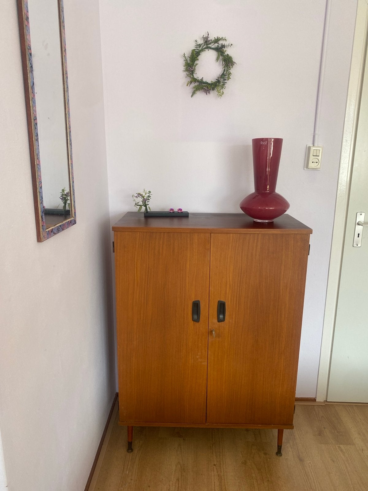Mid-century kastje met openslaande deuren op pootjes, Ophalen