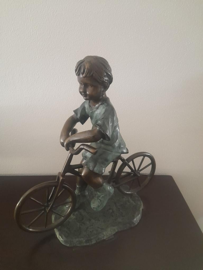Brons beeld jongen met fiets, Ophalen