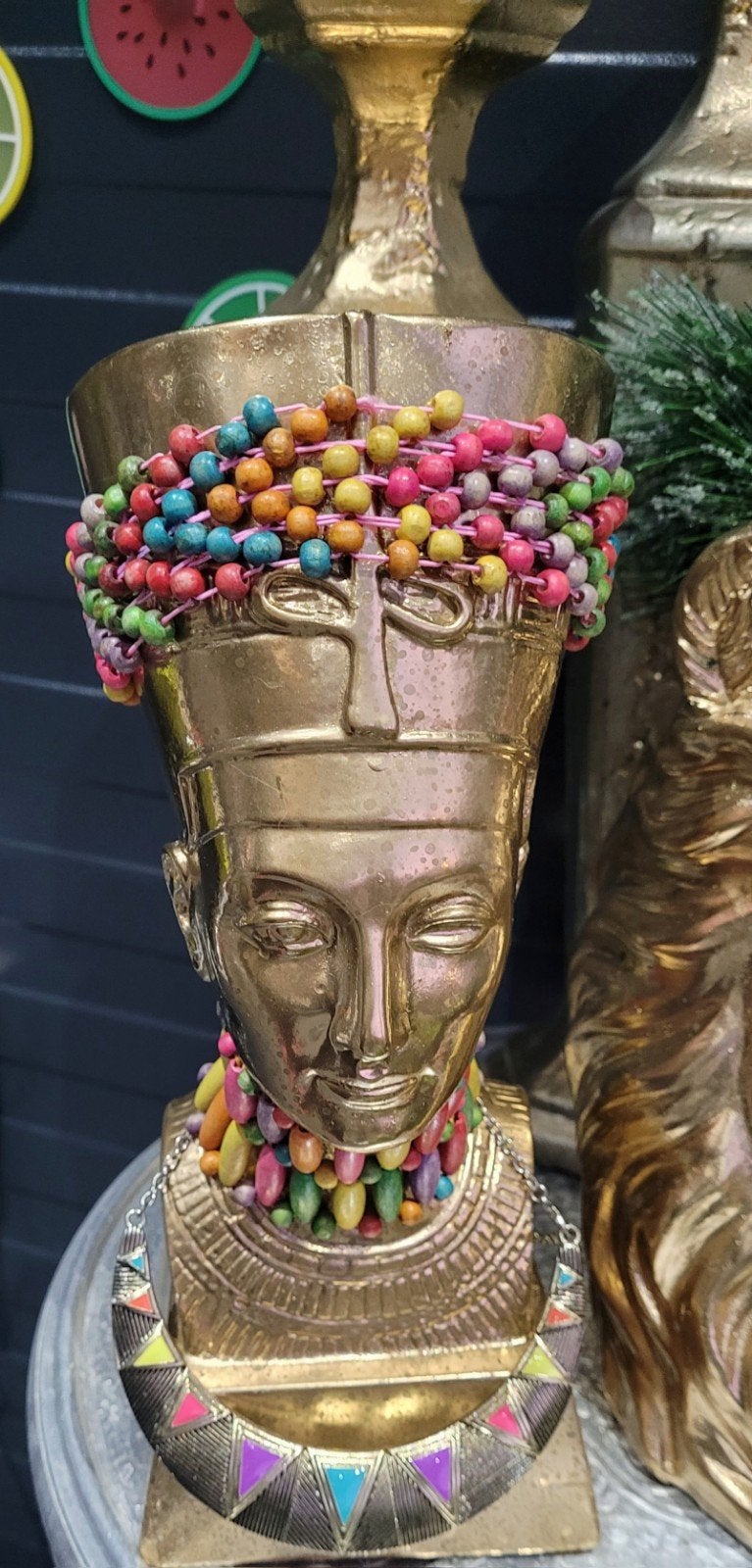Gouden Buste Nefertiti met Kleurrijke Kralen, Buste, Ophalen of Verzenden, Handgemaakt, 20 - 50 cm