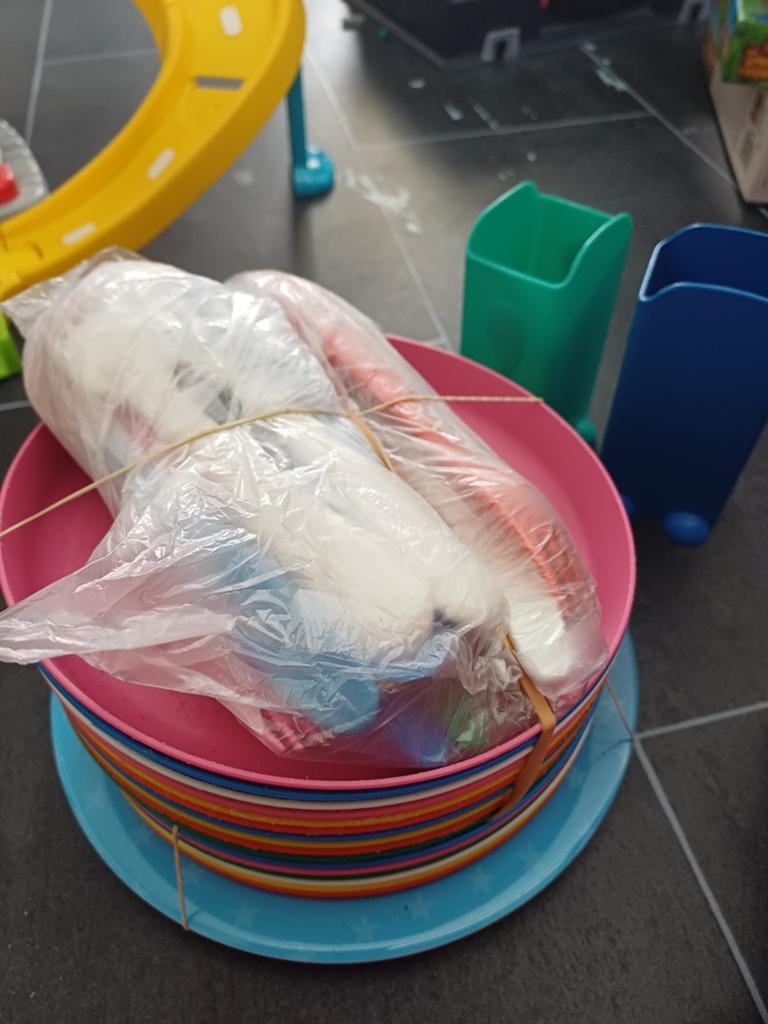 Veel kinderbordjes, bestek en 2 pakjes houders., Ophalen of Verzenden