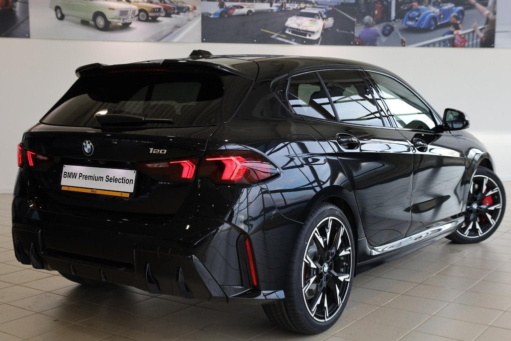 BMW 1 Serie 120 | M Sport Pro | Head-Up Display | Harman Kar, Auto's, BMW, Met garantie (alle), Zwart, Bedrijf, 19 km/l