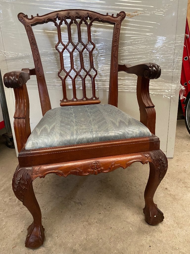 klassieke houten stoel met houtsnijwerk en stoffen zitting, Huis en Inrichting, Stoelen, Ophalen, Bruin, Klassiek, Zo goed als nieuw
