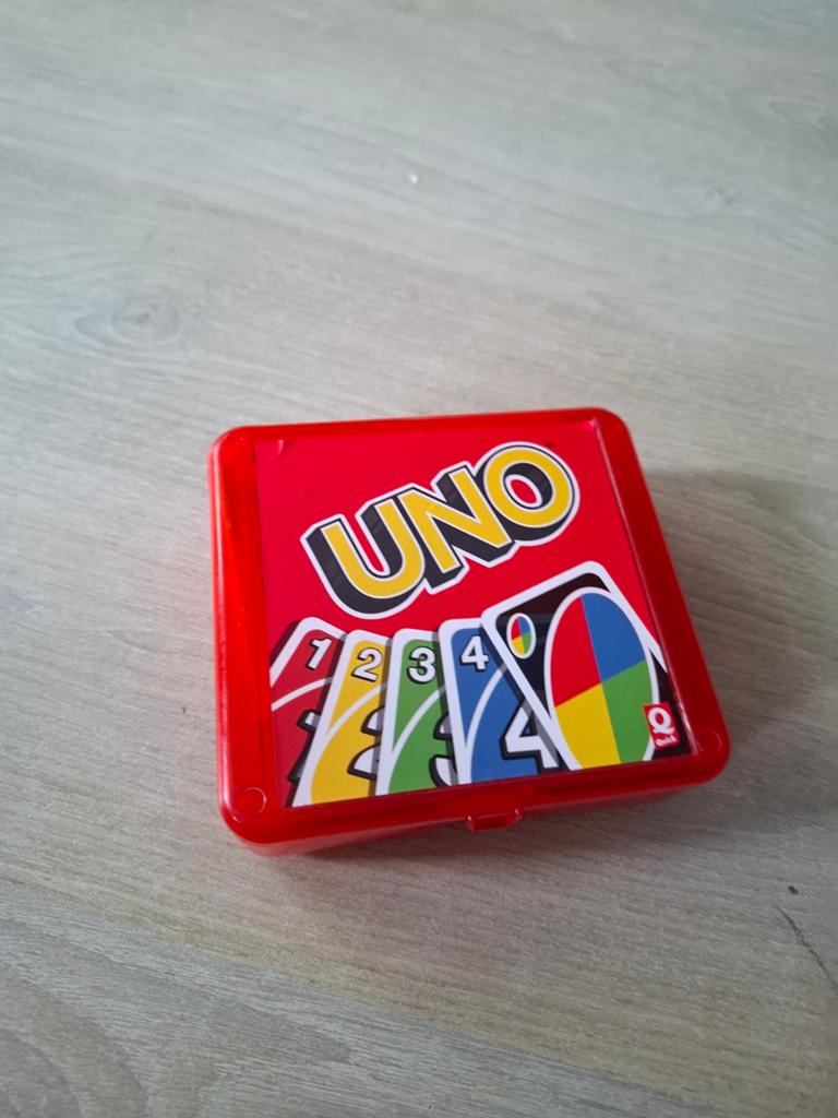 UNO kaartspel in handige bewaardoos, Hobby en Vrije tijd, Gezelschapsspellen | Kaartspellen, Mattel, Ophalen of Verzenden, Zo goed als nieuw