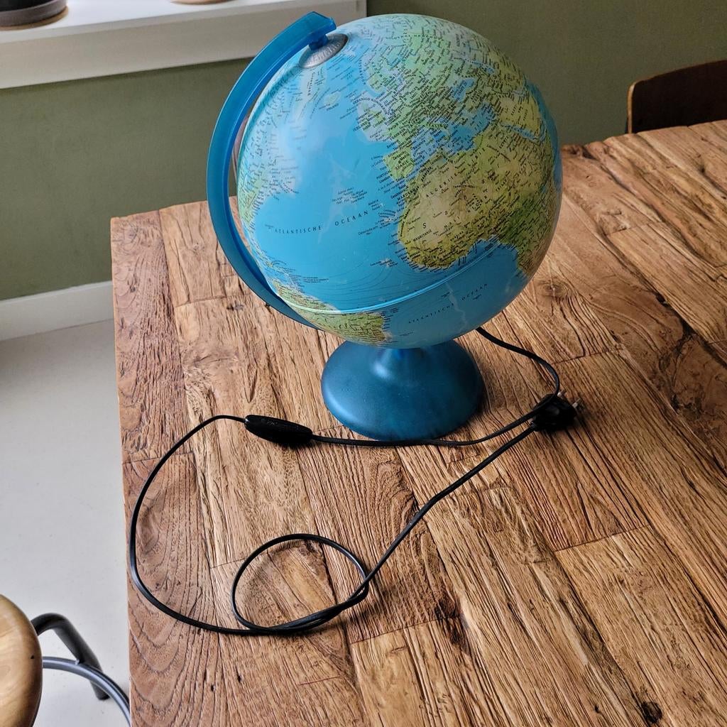 Globe met lamp, Ophalen