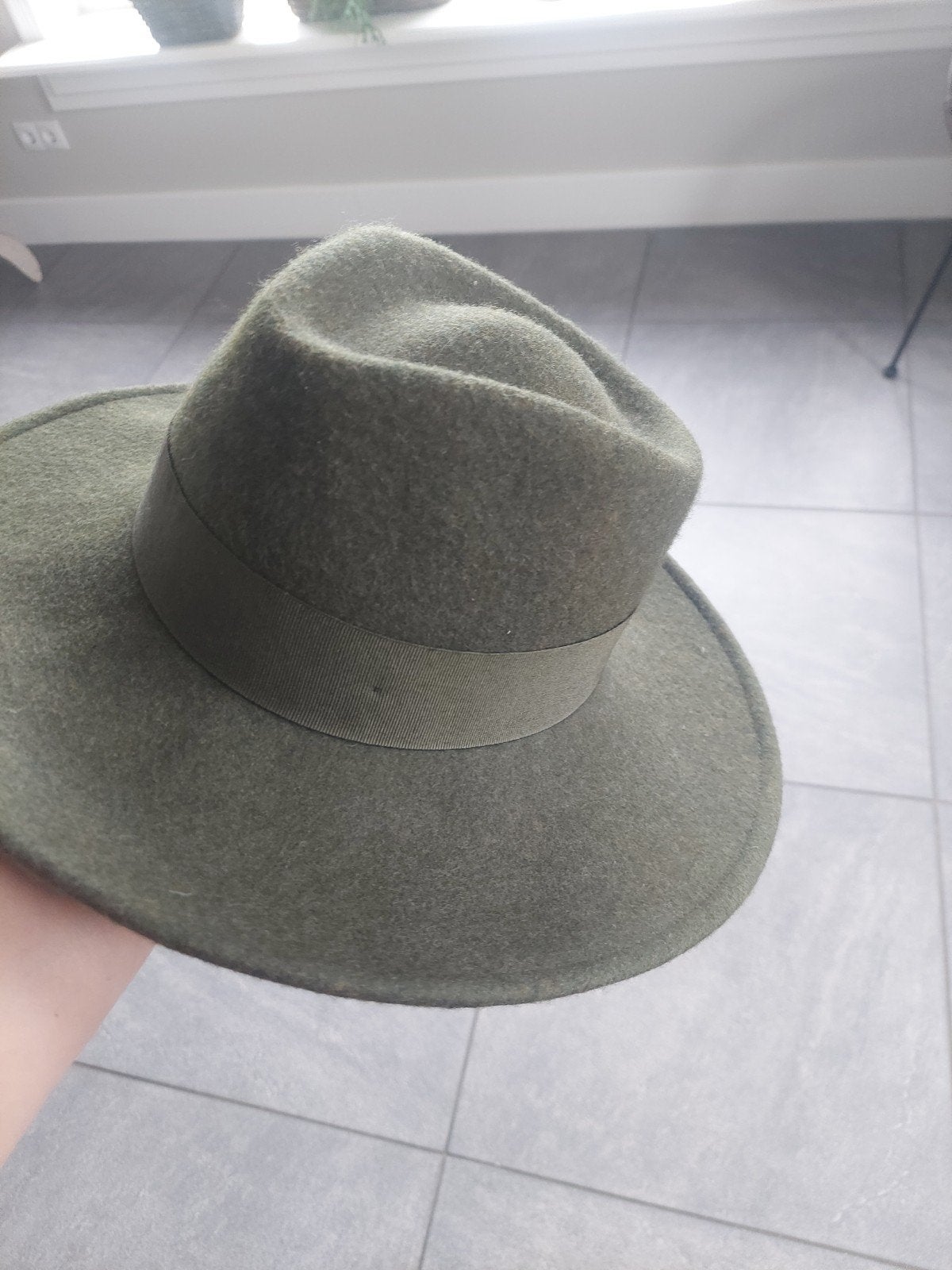 donker groene dames gleufhoed hoed, Ophalen of Verzenden, Zo goed als nieuw, 56 of 57 cm (M, 7 of 7⅛ inch), Hoed