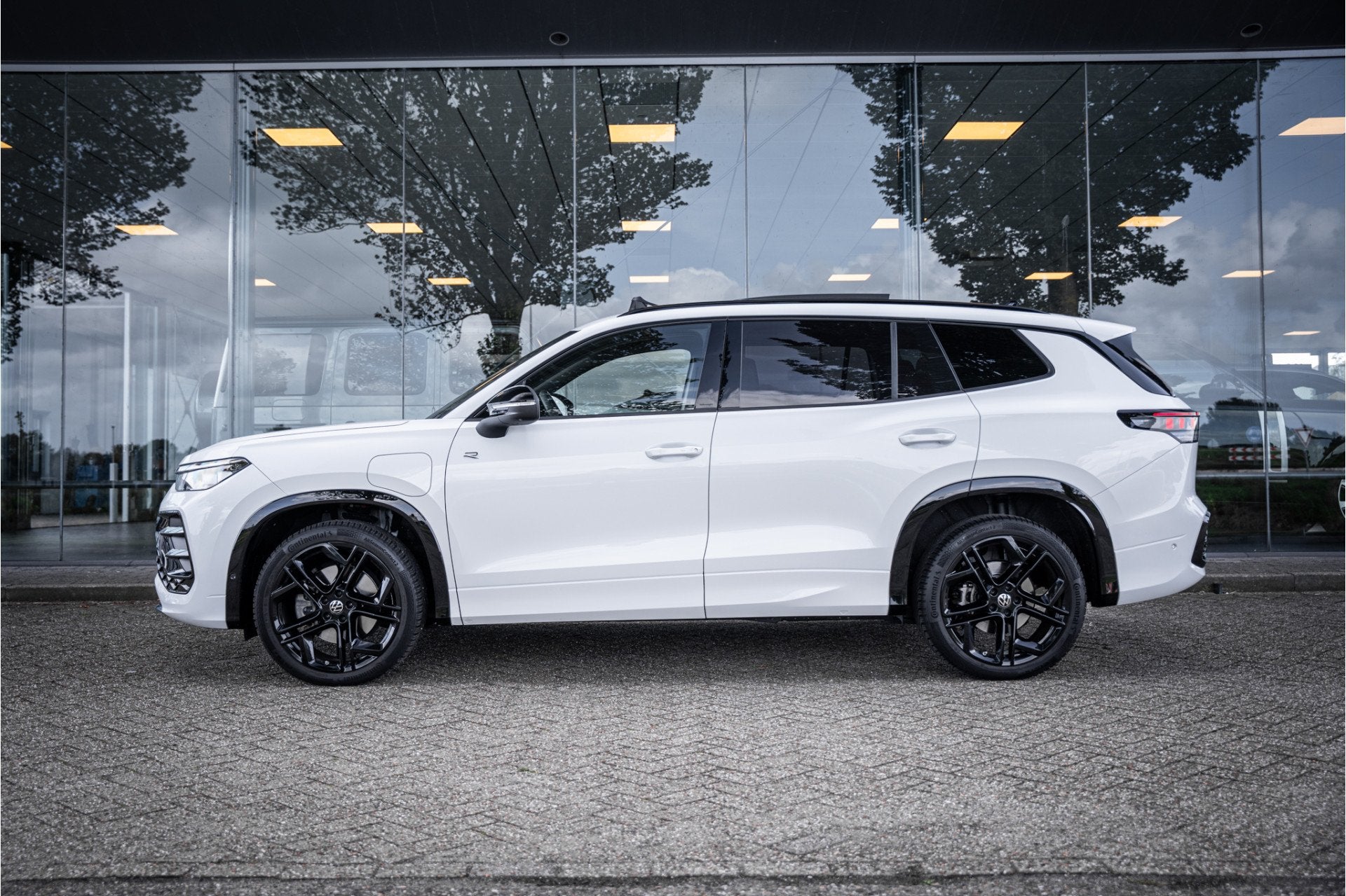 Volkswagen Tayron eHybrid R-Line Edition * Leder * Panodak *, 4 cilinders, Wit, Hybride Elektrisch/Benzine, SUV of Terreinwagen