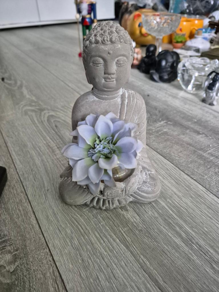Boeddha beeldje met bloemen - Decoratie van steen, Ophalen of Verzenden, Gebruikt