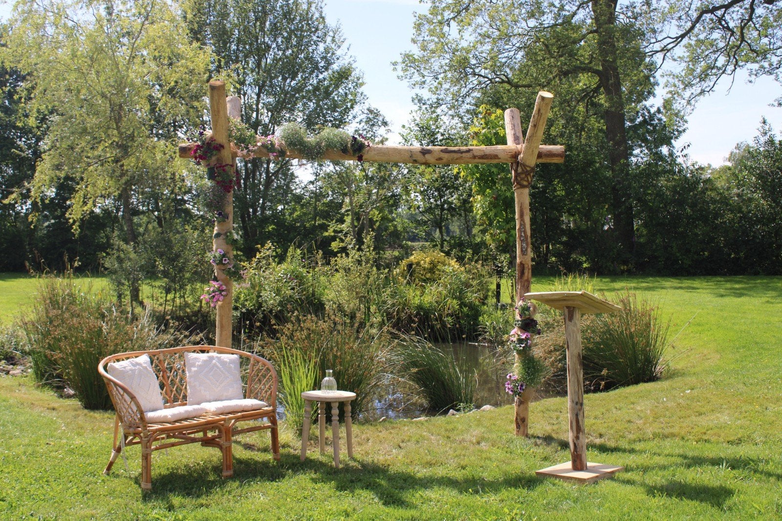 Te huur: Bruiloft decoratie, lessenaar, prieel, backdrop, Ophalen
