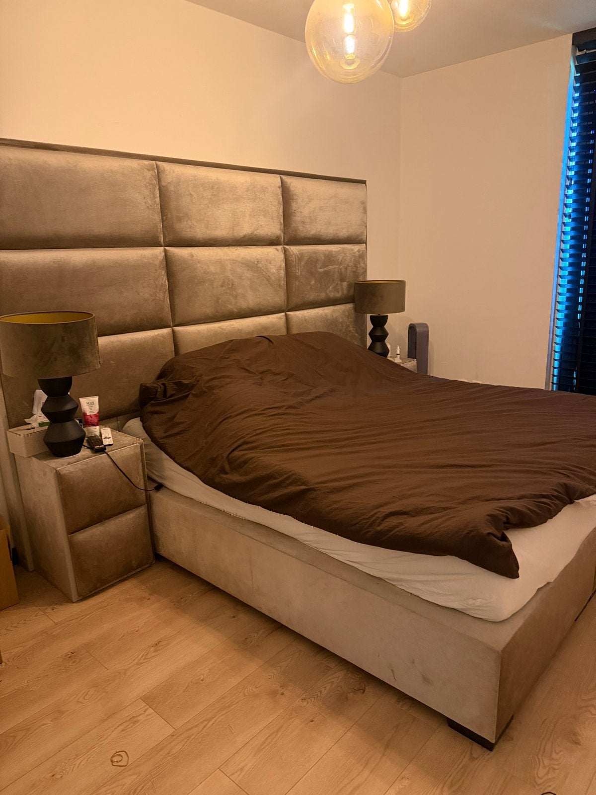 Prachtig taupe suède bed 180x200 - Ophalen juli, Ophalen, Overige kleuren, Tweepersoons, Zo goed als nieuw