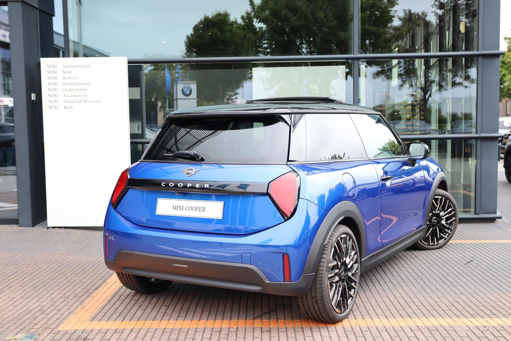 MINI 3-Deurs Cooper C | Favoured Uitvoering + Pakket M, Euro 6, 156 pk, Bedrijf, Nieuw