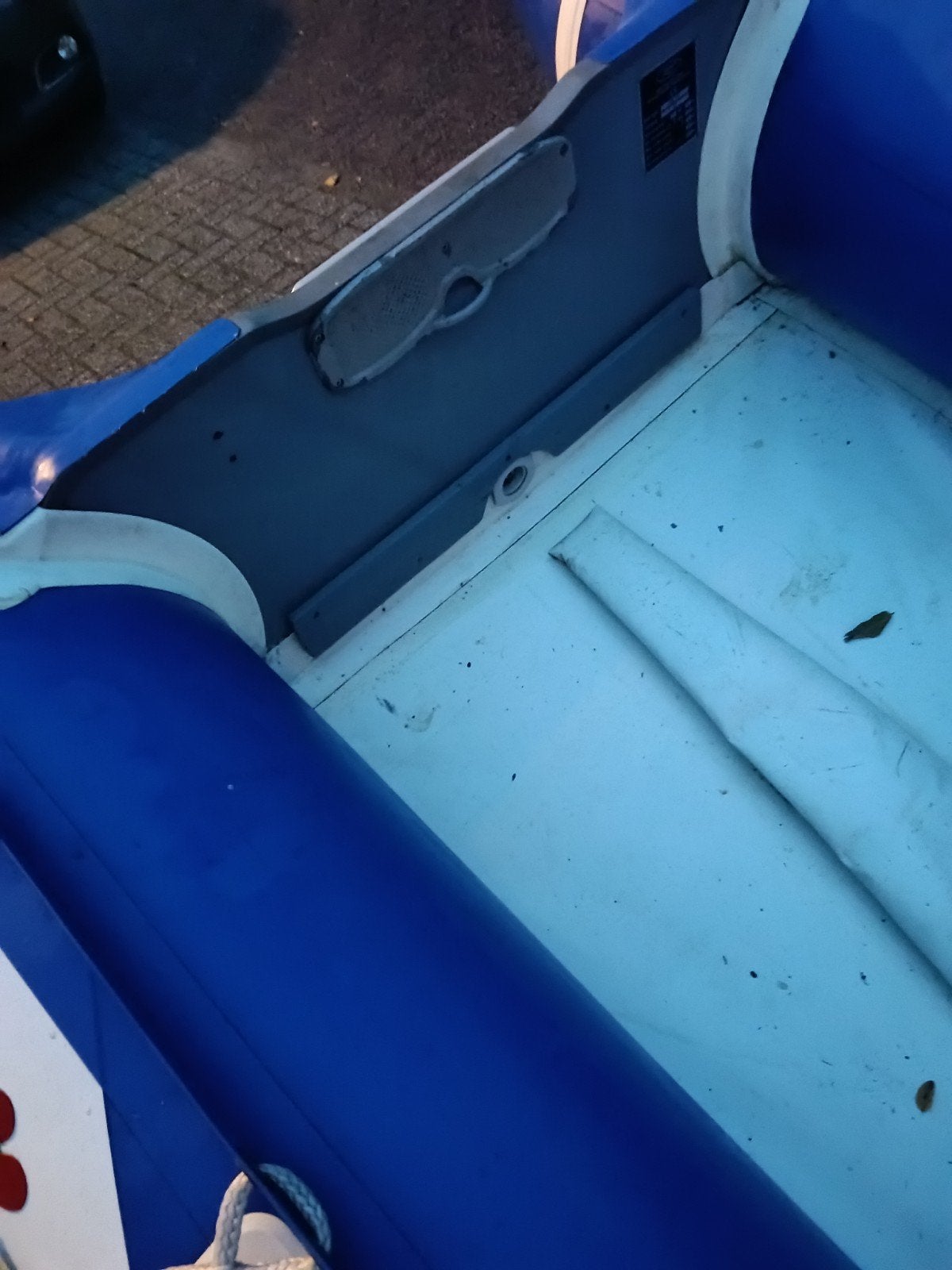Foto 19 van rubberboot met buitenboordmotor/motor en trailer