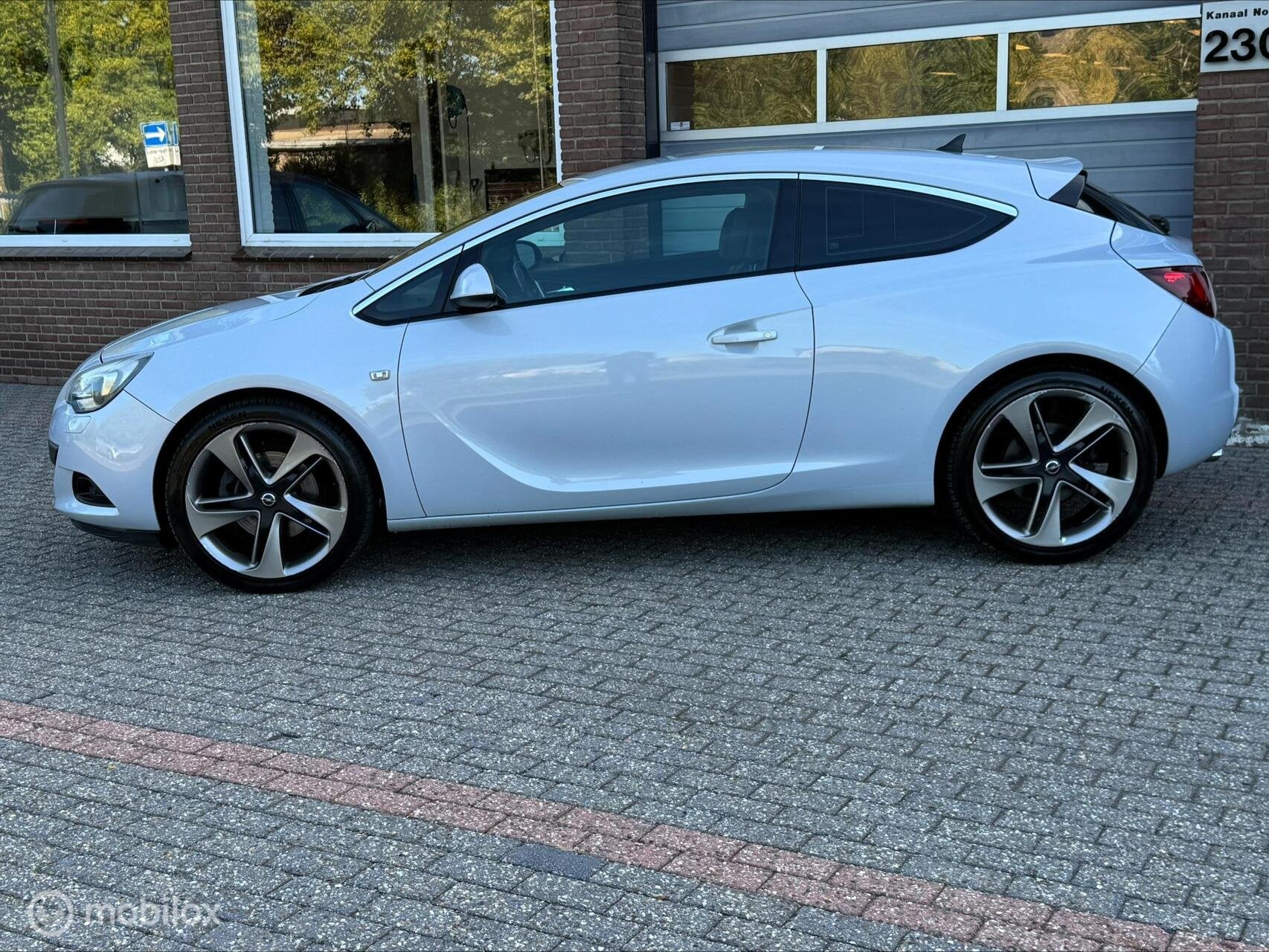 Opel Astra GTC 1.6 Turbo Sport LEDER/ECC-AIRCO/NAVI/CRUISE, Auto's, Euro 5, Gebruikt, 4 cilinders, 179 pk
