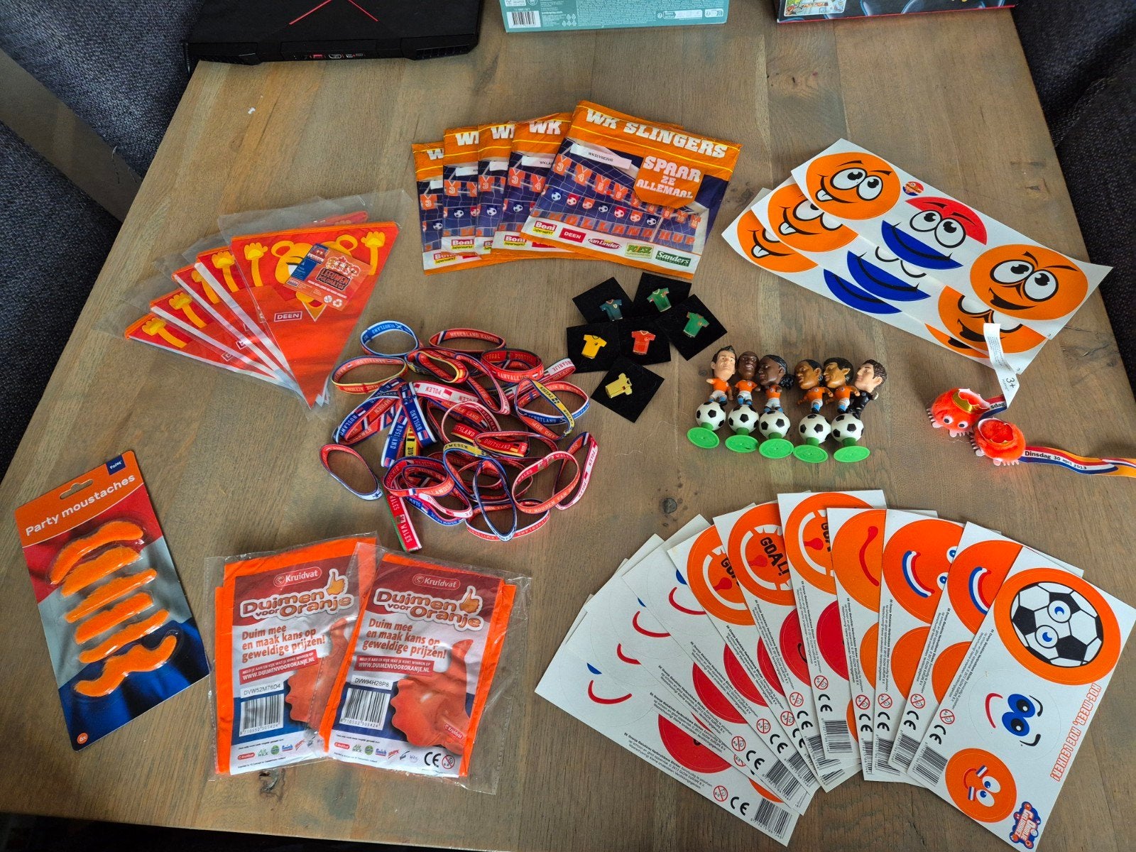 WK voetbal oranje artikelen. Groot pakket., Ophalen of Verzenden, Nieuw, Versiering, Oranje of Koningsdag