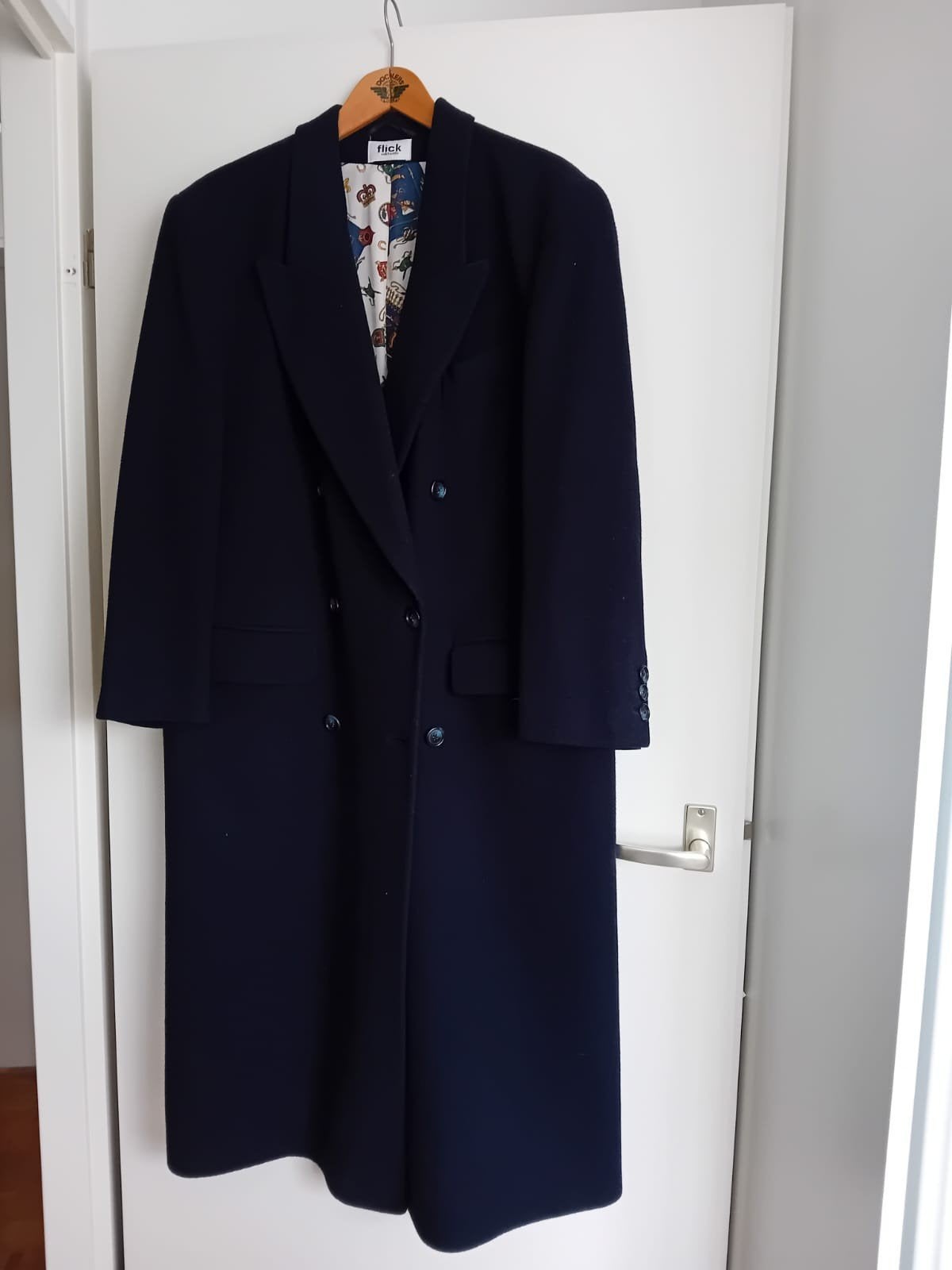 Donkerblauwe lange jas, Ophalen of Verzenden, Zo goed als nieuw, Maat 46/48 (XL) of groter, Blauw