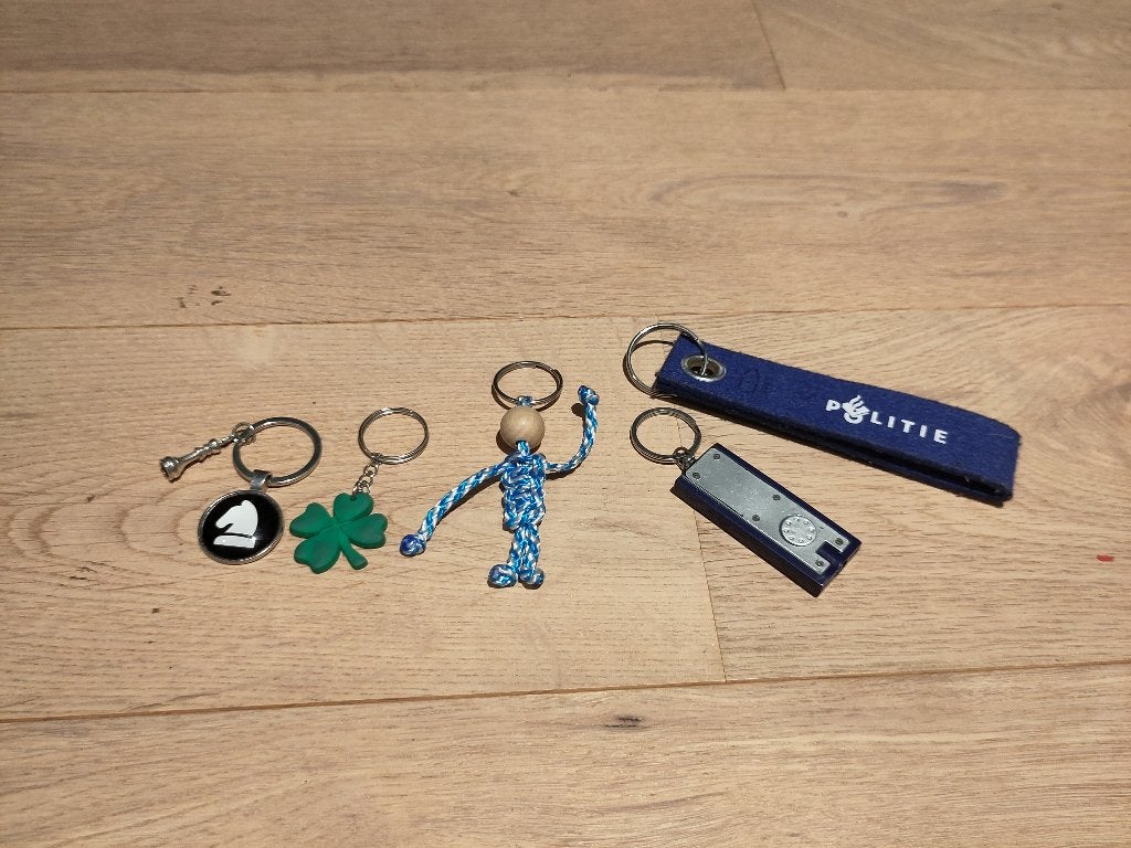 Diverse sleutelhangers: Politie, klavertje vier, schaakstuk, Ophalen of Verzenden, Zo goed als nieuw, Overige typen