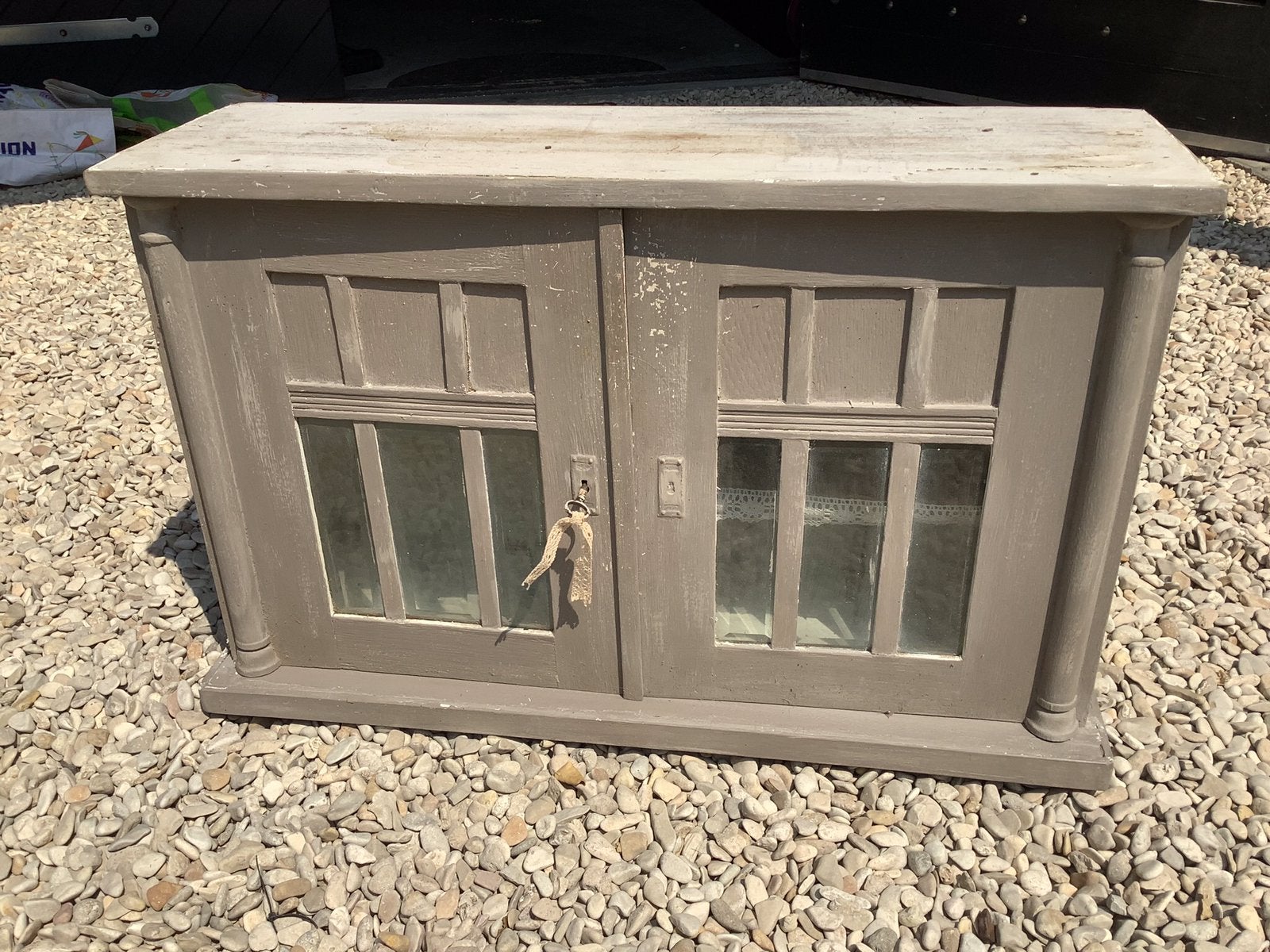 Brocante hangkastje zo schattig taupe kleurig, Ophalen, Zo goed als nieuw
