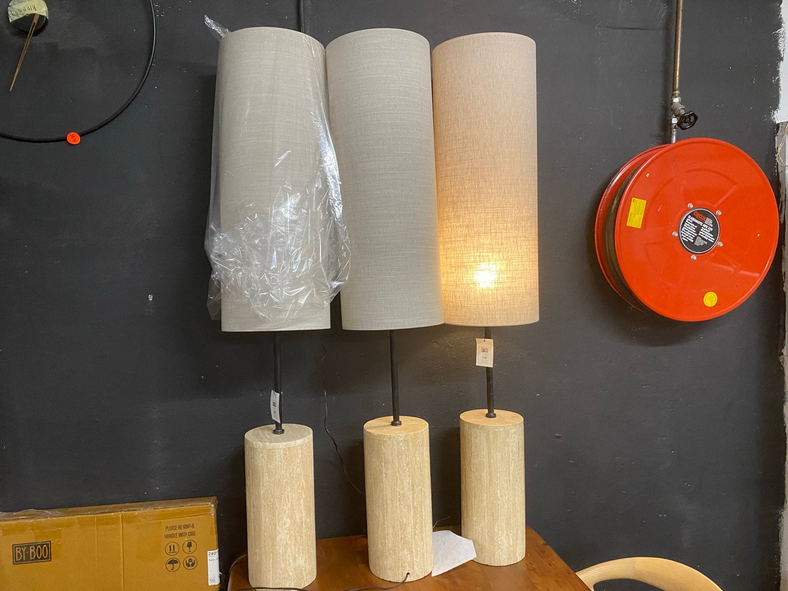 Staande lamp Amara linnen kap travertin poot 145 cm, Ophalen, Nieuw, Textiel, 100 tot 150 cm