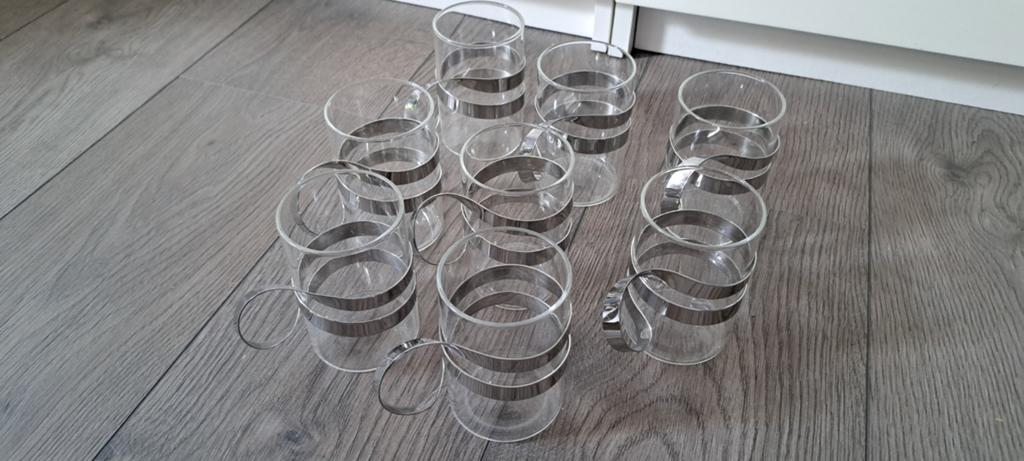 8 theeglazen met metalen houders, Ophalen