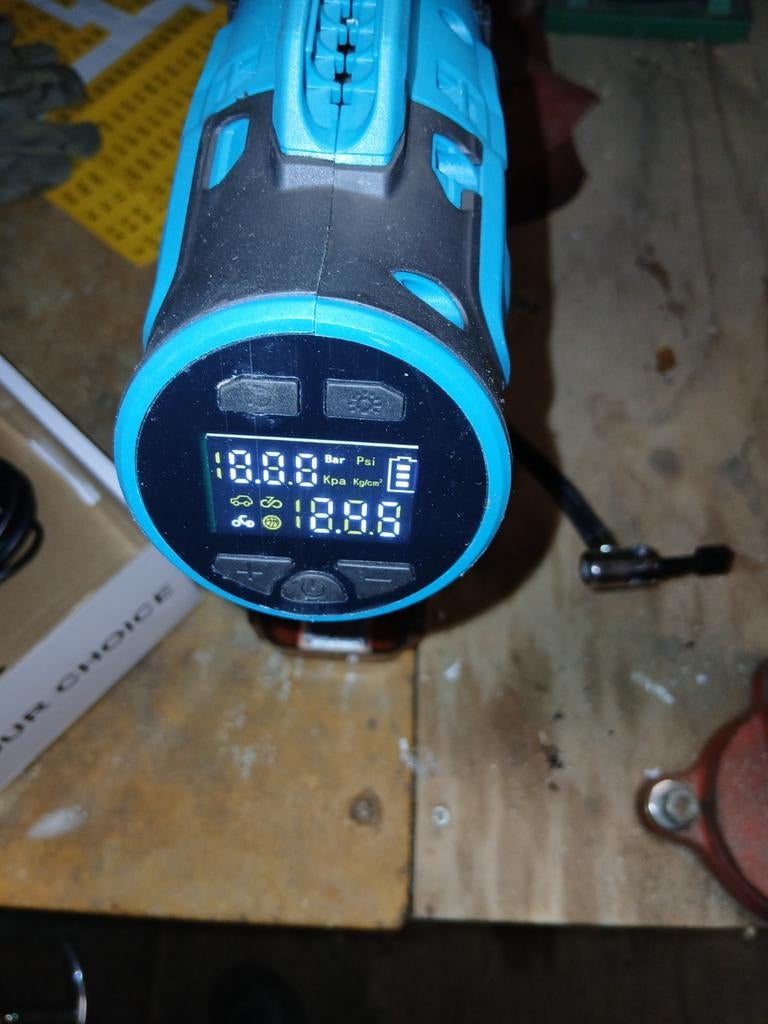 Een kleine compressor geschikt voor Makita, Ophalen