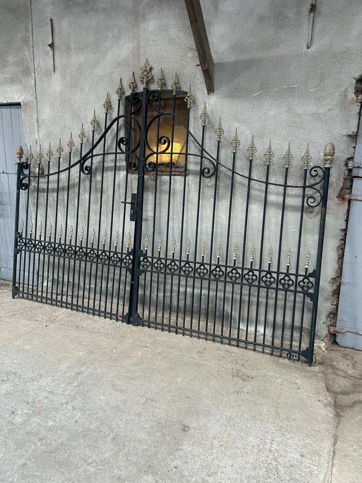 Prachtige dubbele vol smeedijzeren poort met pinnen, Tuin en Terras, Ophalen, Zo goed als nieuw, IJzer, 200 cm of meer