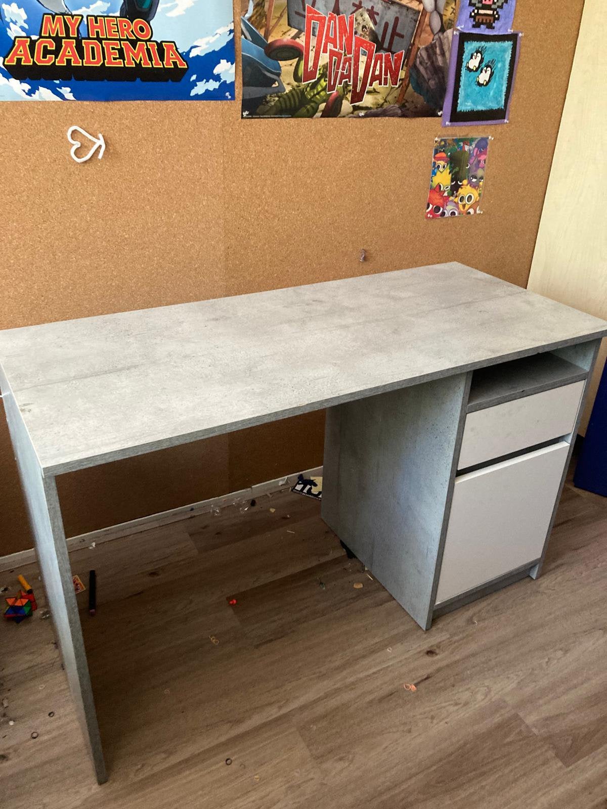 Mooi bureau in betonlook met blauwe ikea bureaustoel VIMUND, Ophalen, Gebruikt, 120 cm, Kinderbureau