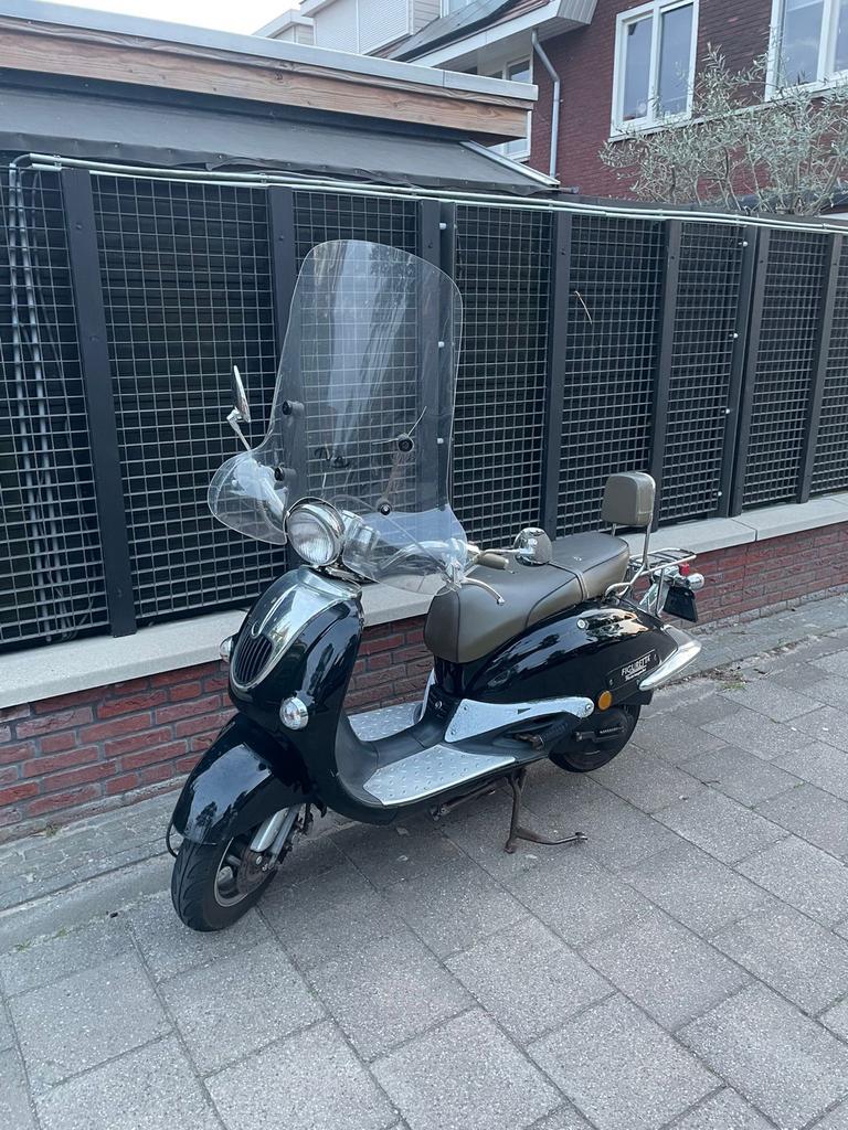 Figueretta scooter Zwart - RIJDT NIET!!, Fietsen en Brommers, Ophalen, Gebruikt, Benzine, Overige modellen
