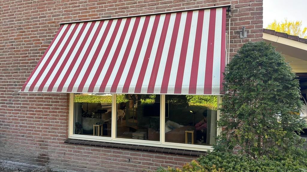 Zonnescherm uitval rood wit slinger zonwering, Tuin en Terras, Zonneschermen, Ophalen, 250 cm tot 450 cm, Uitvalscherm
