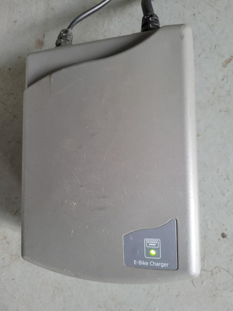 Acculader voor 24 volt ion systeem sparta batavus en koga., Fietsen en Brommers, Ophalen of Verzenden, Zo goed als nieuw