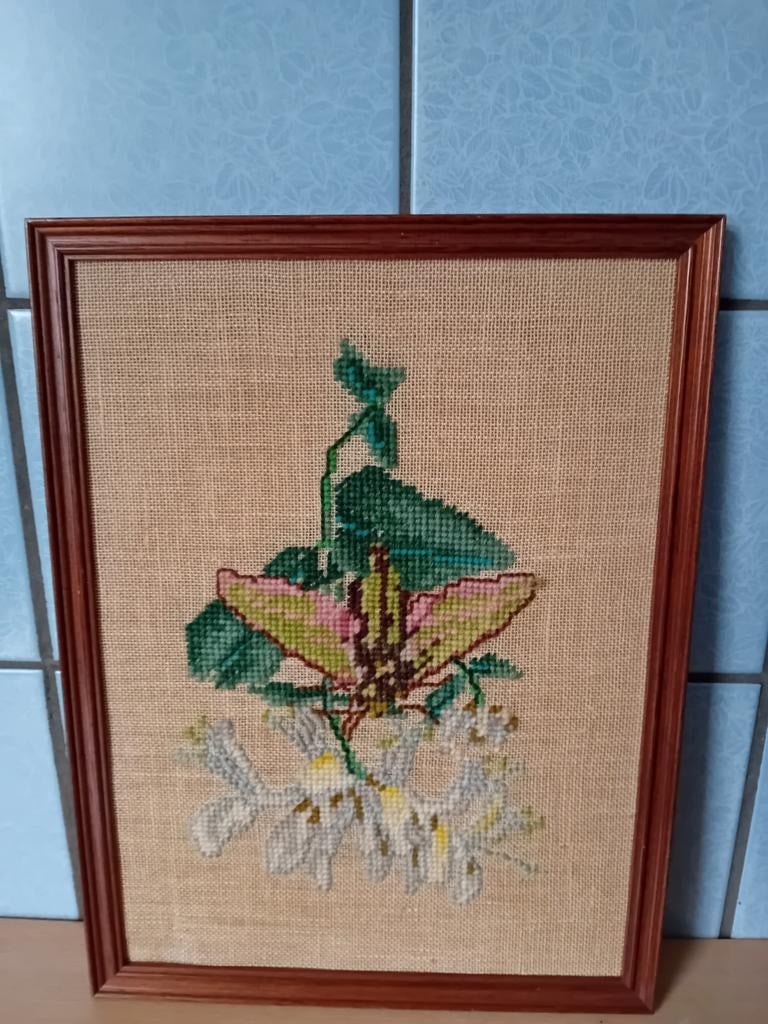 Borduur Schilderijtje: Vlinder & Bloem in Houten Lijst, Ophalen of Verzenden, Zo goed als nieuw