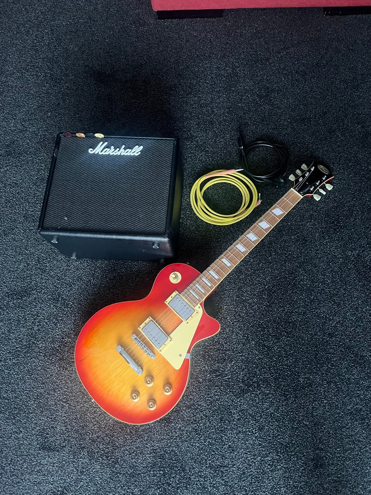 Elektrische gitaar met Marshall versterker en kabels, Muziek en Instrumenten, Gebruikt, Met versterker, Solid body, Ophalen