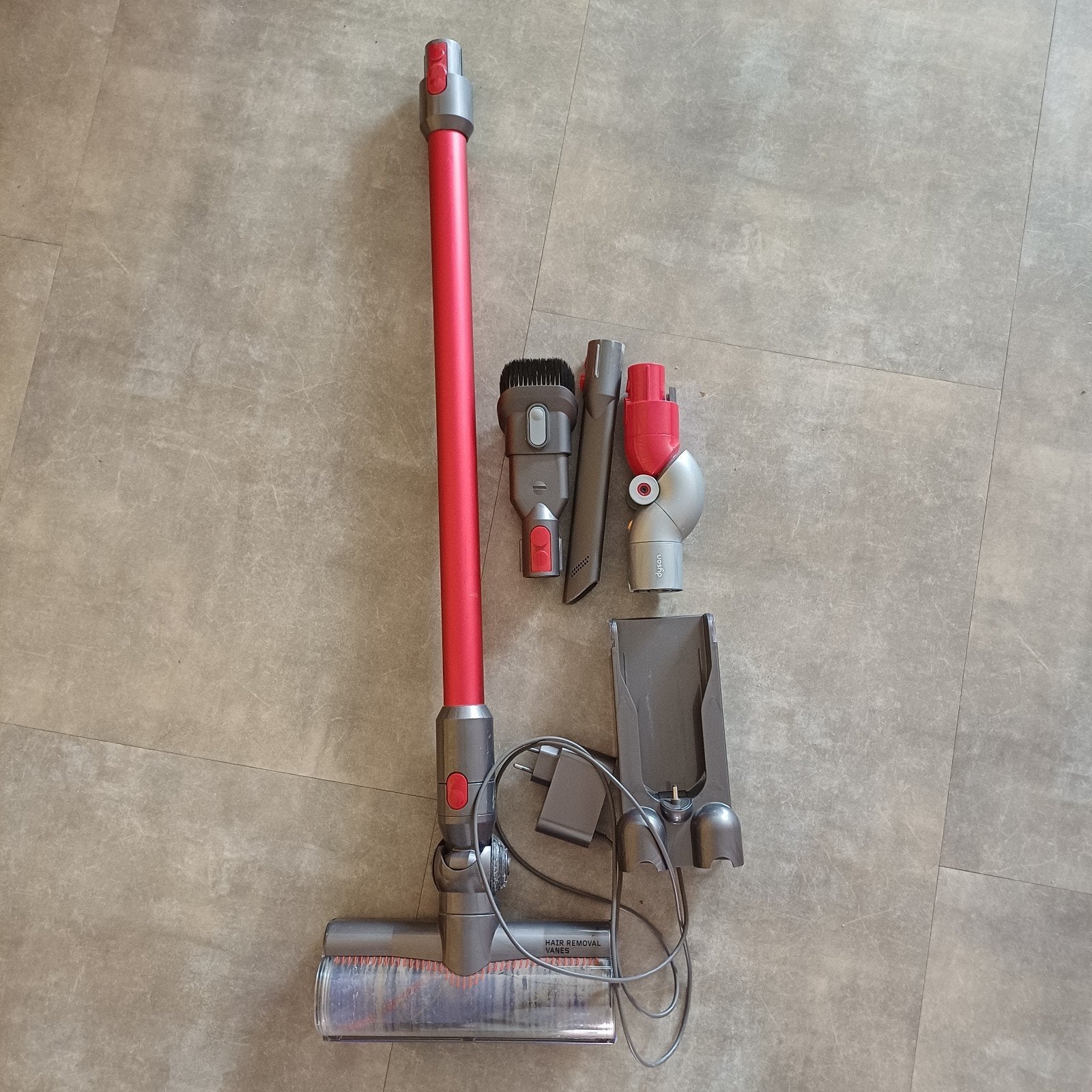 Oplaadstation en accessoires Dyson V8 Steelstofzuiger, Witgoed en Apparatuur, Stofzuigers, Draadloos, Gebruikt, Ophalen of Verzenden