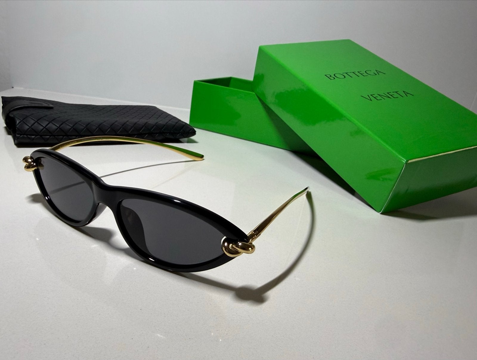 Bottega Veneta Zonnebril - Elegant Zwart met Goud, Overige merken, Zonnebril, Zwart, Nieuw