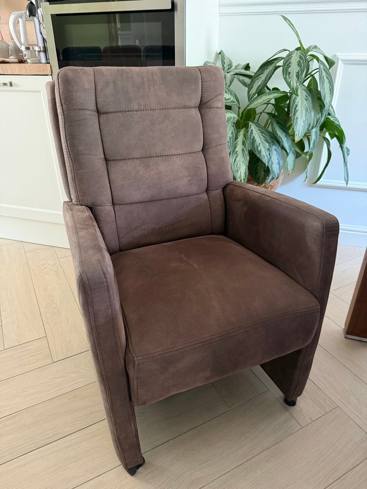 Foto 9 van Eettafel met 6 luxe eetkamerstoelen op wieltjes
