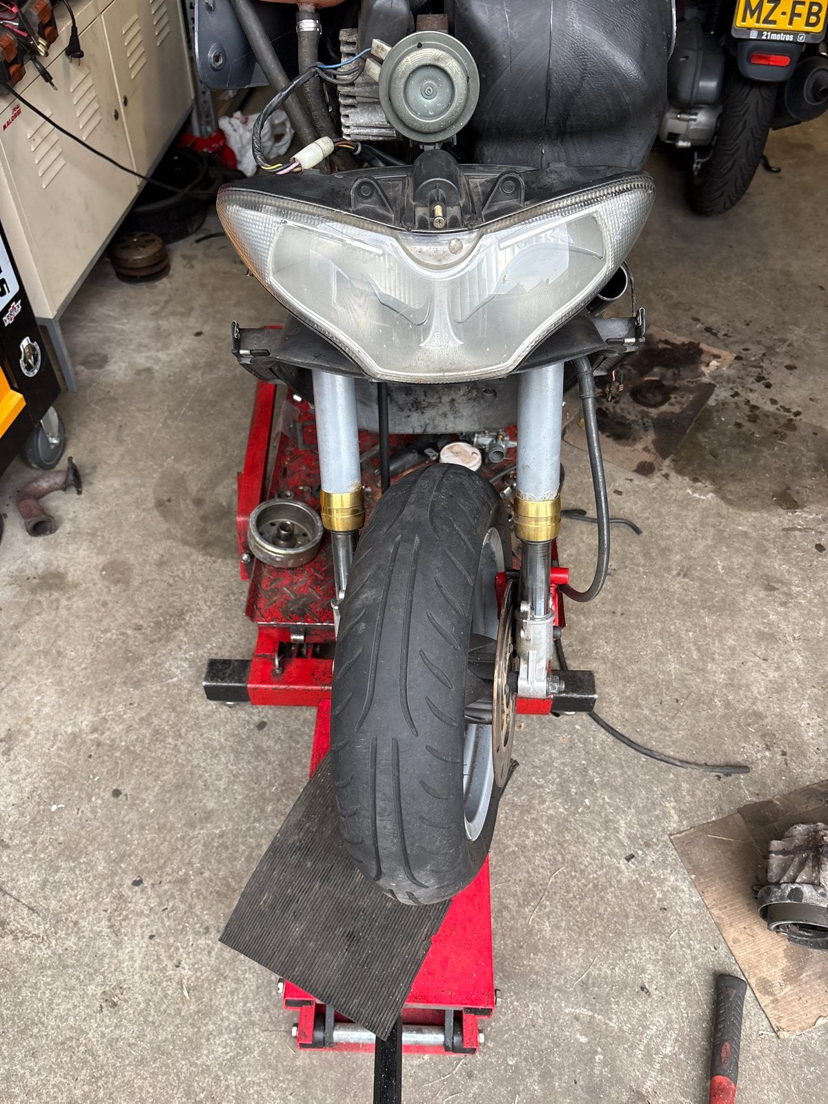 Gilera runner 125cc 180cc goudenringen voorvork, Fietsen en Brommers, Ophalen of Verzenden, Gebruikt, Koplamp, Piaggio