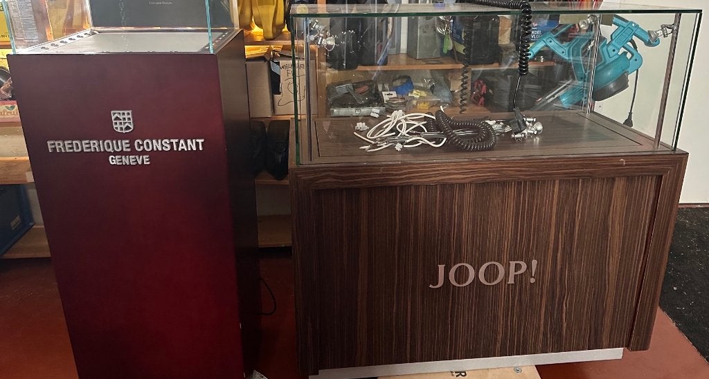 Twee vitrine verkoopmeubelen van Frederique Constant en JOOP, Ophalen, Gebruikt, 50 tot 100 cm, 150 tot 200 cm