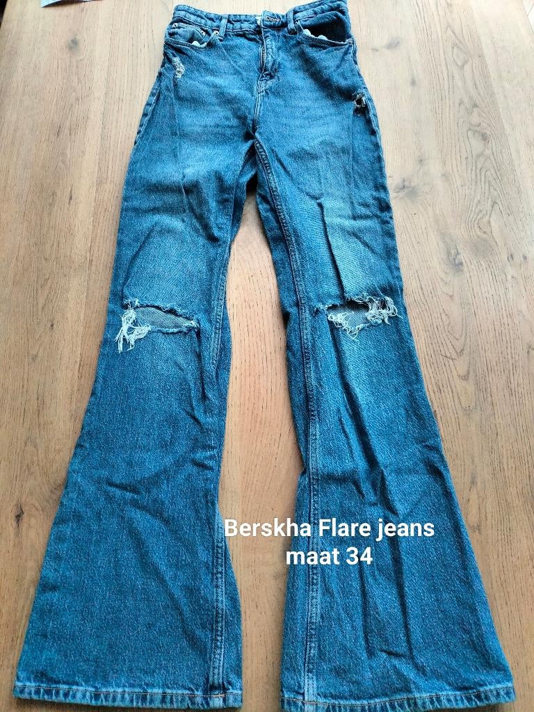 Flare jeans van Bershka maat 34 of 164, Blauw, Zo goed als nieuw, W27 (confectie 34) of kleiner, Bershka